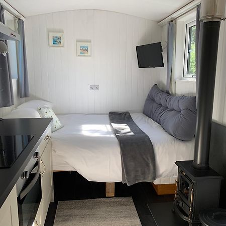 Tides Reach, Deluxe Shepherds Hut 1, 100M From The Beach Saint Merryn Exteriör bild