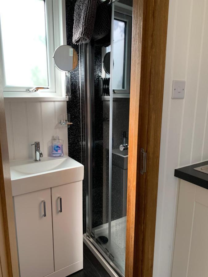 Tides Reach, Deluxe Shepherds Hut 1, 100M From The Beach Saint Merryn Exteriör bild