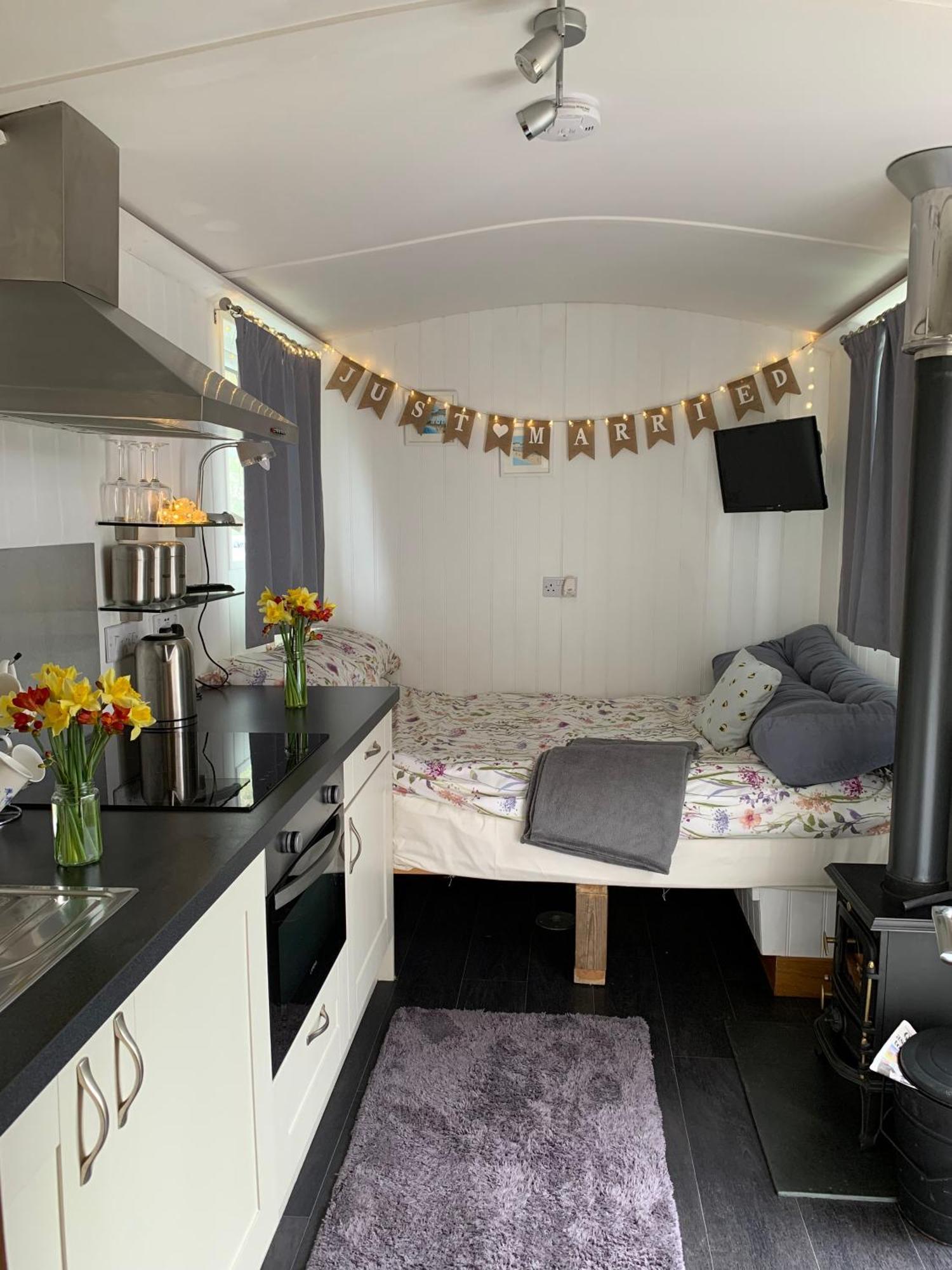 Tides Reach, Deluxe Shepherds Hut 1, 100M From The Beach Saint Merryn Exteriör bild