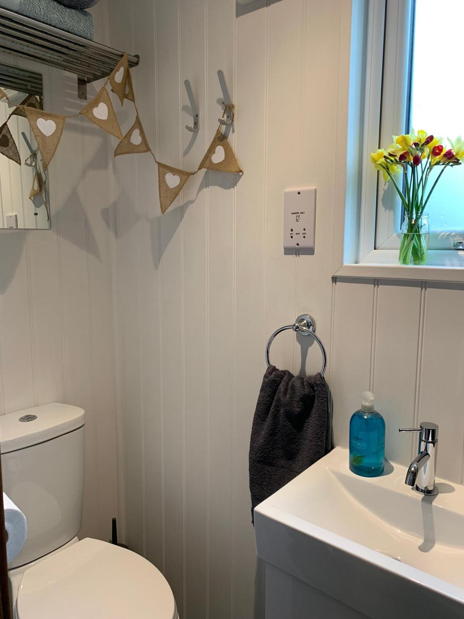 Tides Reach, Deluxe Shepherds Hut 1, 100M From The Beach Saint Merryn Exteriör bild